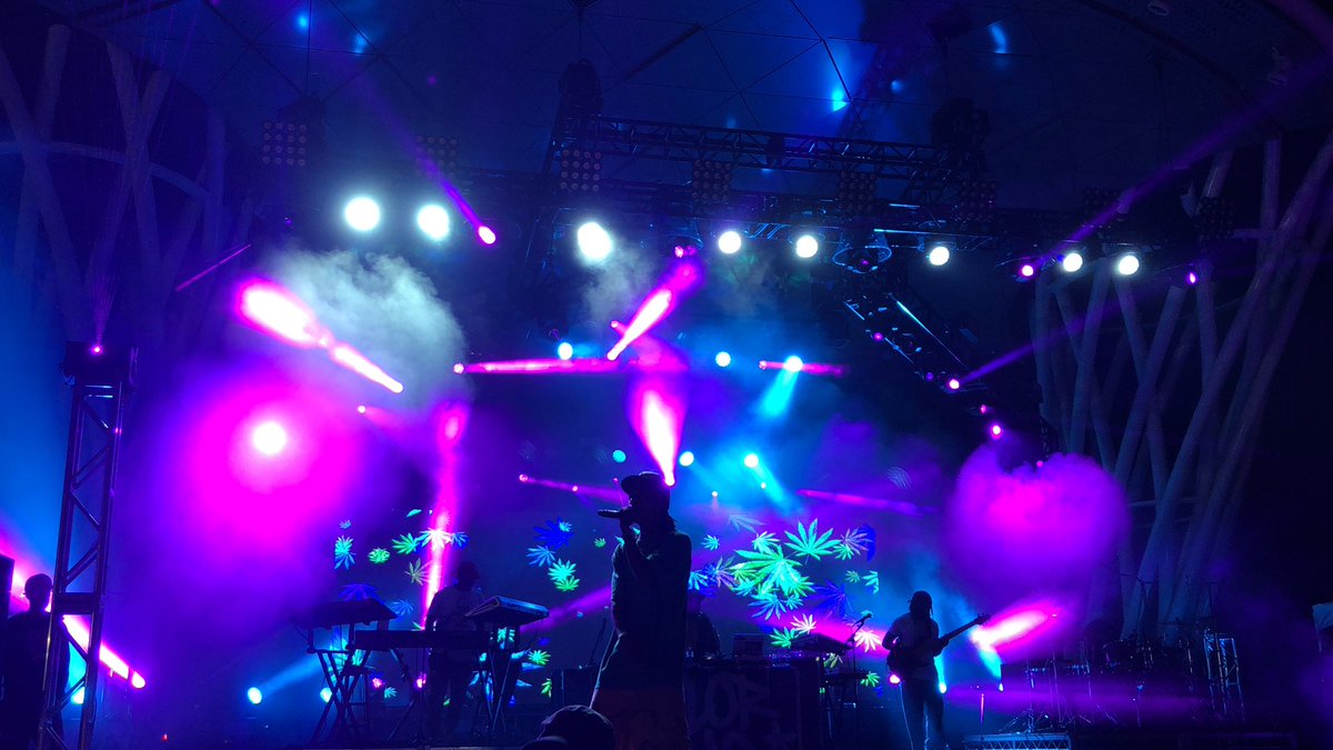 skolporter's tweet photo. I love the front row :) #515Alive 
#wizkhalifa https://t.co/oiYgGnueVh