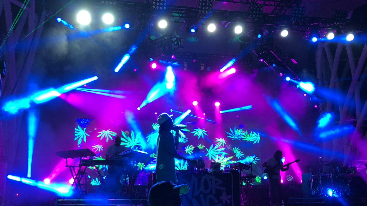 skolporter's tweet photo. I love the front row :) #515Alive 
#wizkhalifa https://t.co/oiYgGnueVh