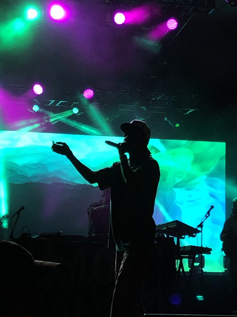 skolporter's tweet photo. I love the front row :) #515Alive 
#wizkhalifa https://t.co/oiYgGnueVh