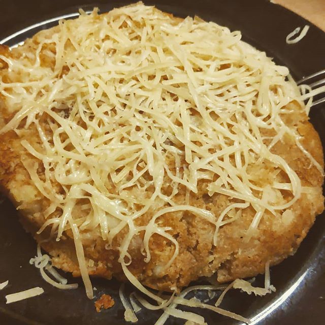Lukrecjusz's tweet photo. Zasmażone na pięknych skwarkach pyry z koktajlem mięsnym, pod bogatą czupryną z żółtego sera #najpierwmasapotemmasa #instafood https://t.co/B13pZhGV4C