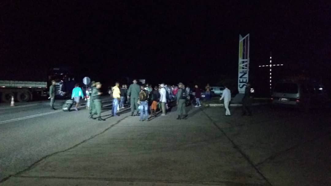 ReporteYa's tweet image. #17Ago #Frontera La situación en #Pacaraima, #Brasil, contra los venezolanos estuvo fuerte la madrugada de este sábado. Militares desalojaron a todos de las calle y los enviaron a la frontera. - @fertineo