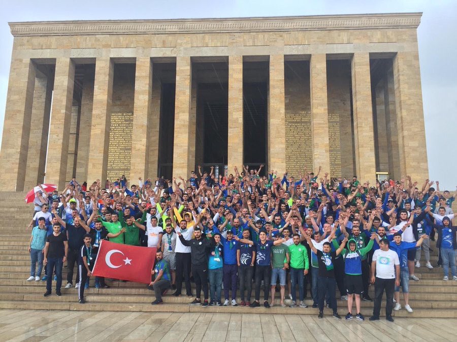 Rizespor tribünü Gençlerbirliği deplasmanı için gittikleri Ankara’da Anıtkabir’i ziyaret etti.