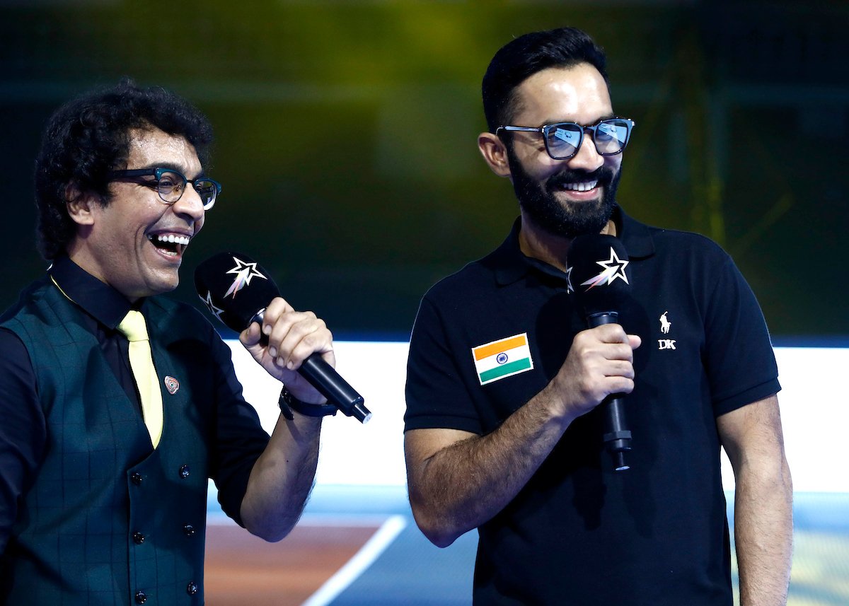 ProKabaddi's tweet image. #VIVOProKabaddi puts a smile on every face in Chennai -  just take a look at @DineshKarthik and @vrajeshhirjee!😊
  
Tune in Star Sports and Hotstar to get your 😀 face on, NOW! #IsseToughKuchNahi #CHEvBLR