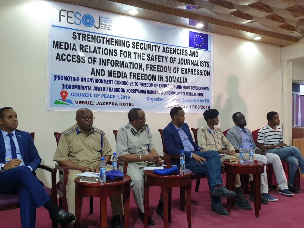 HassanIstiila's tweet photo. Federation of Somali Journalists FESOJ organizes debate on strengthening security agencies and media relations for safety of Somali journalists &amp; access of information, Journalists are raising important questions on issue while security officials are carefully listening. #FESOJ. https://t.co/qDPkIrUwb2