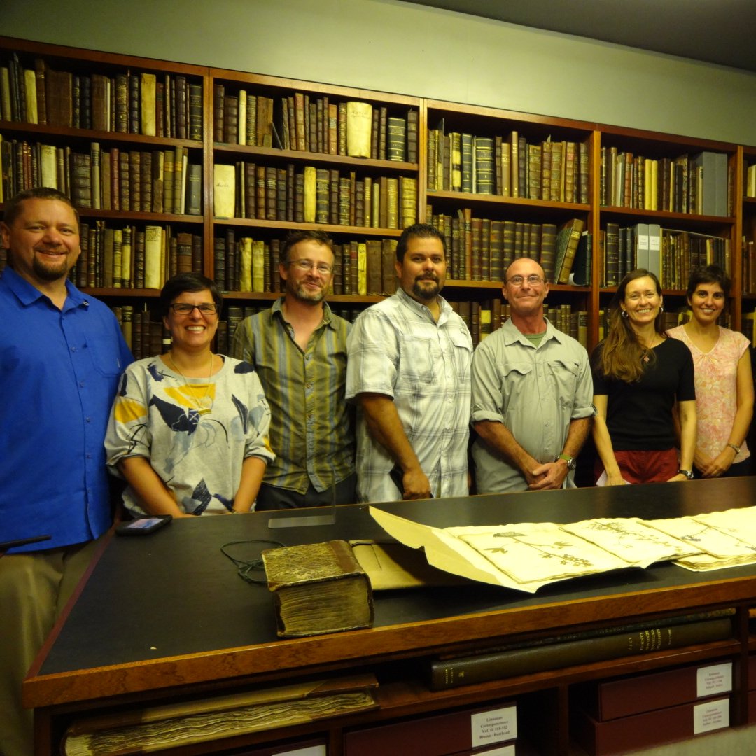 DocMartinKew's tweet photo. Thanks to the @LinneanSociety for a fantastic glimpse of the incredible collections in their library and archives! @tomopteris @qcrescente @MichDSan14 @KewScience @KewUKOTs #KewPR #KewBVI https://t.co/YkOHRWdWIx