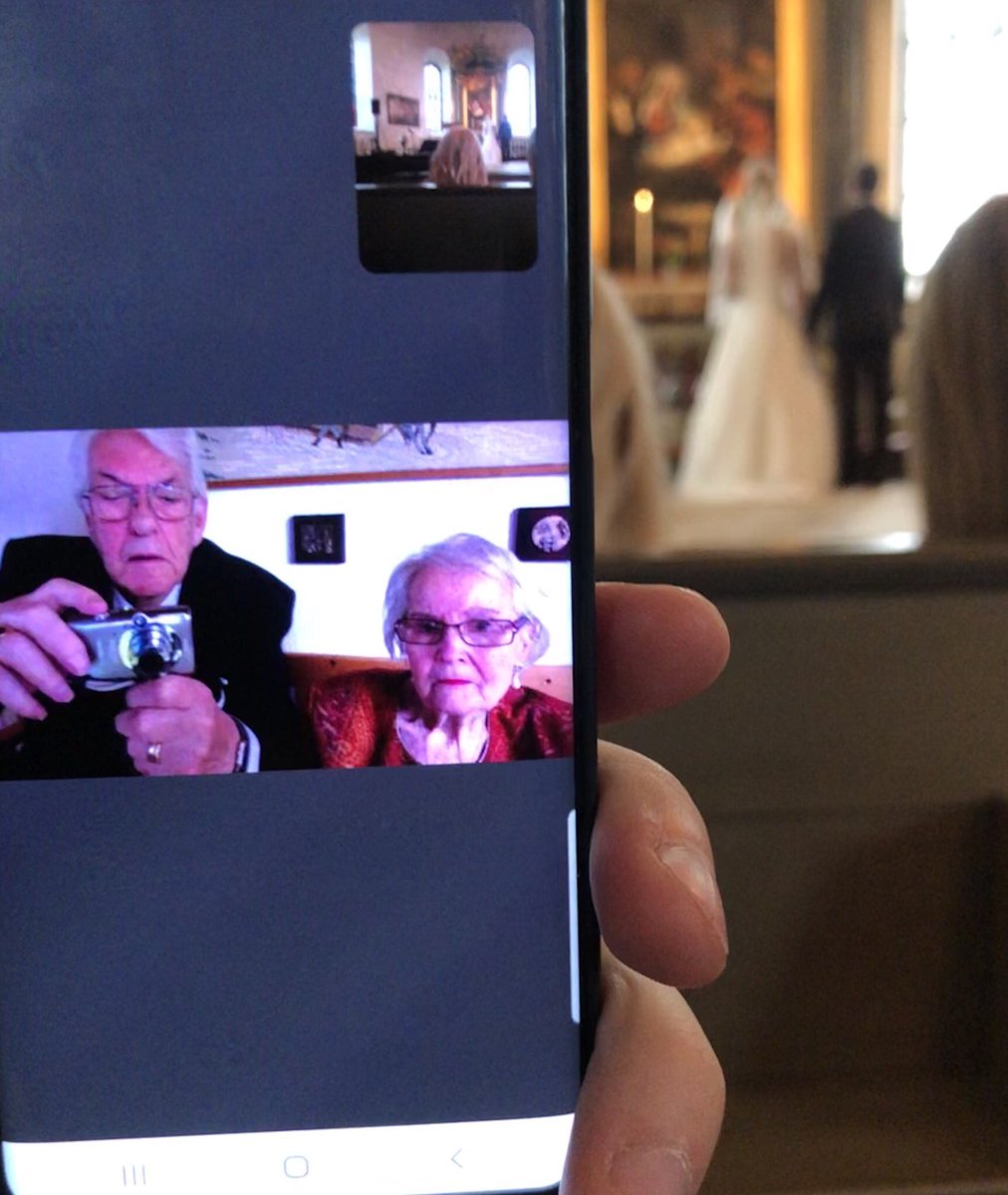 Min syster gifte sig i dag.
Farmor och farfar hade inte krafter att närvara.
Men de skulle bestämt ha finkläder och egna bilder ändå❤️