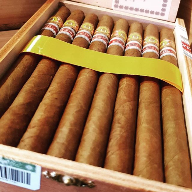 The El Rey Del Munro La Reina 2018 UK Habanos Regional Edition cigars have arrived #elreydelmundo #cubancigars #habanos #lancero #cigarporn💨 #cigarlovers #humidorlife #habanos #farehamwinecellar #fareham #hampshire #cigarsofinstagram #cigarbox ift.tt/2HbW5g2