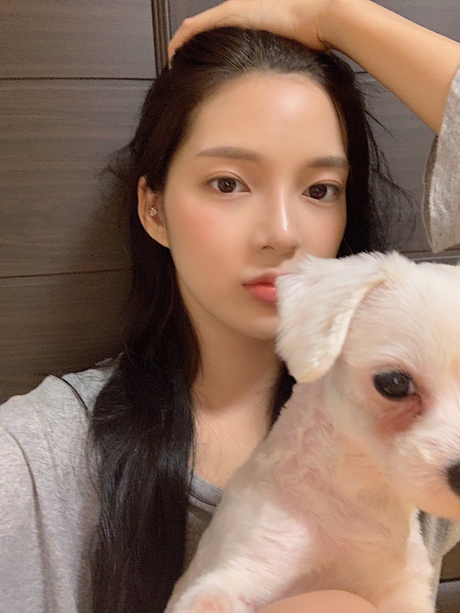 jogabin_1011's tweet photo. 나는 오늘 정읍에 왔어요 급! 
지금은 자려고 누은 상태 ㅎㅎㅎㅎ 
예쁘게 찍어서 보여주고 싶었는데
아 조우유 함만 찍자 진자 ㅡㅡ 
다들 굿밤 ✨🌙 https://t.co/88ZzSnyZOb