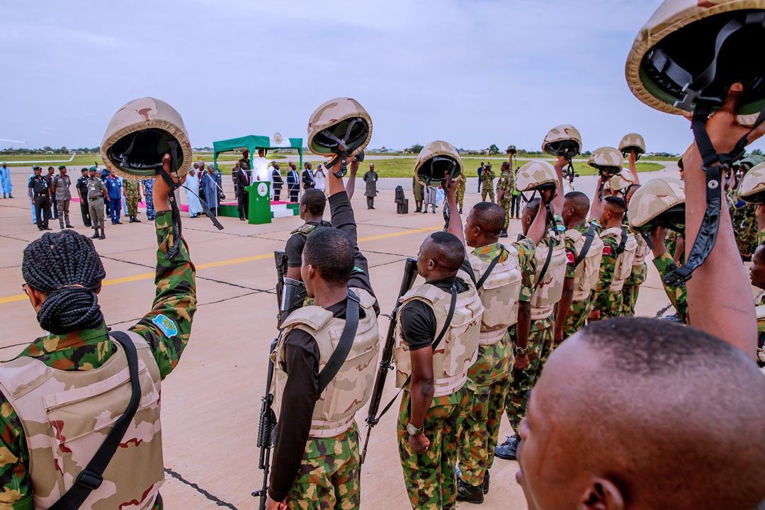 Goganorg's tweet photo. Pres Muhammadu Buhari today, addressed Nigerian Army and frontline troops of the Operation Hadarin Daji fighting kidnapping, cattle rustling, armed banditry and the varying forms of criminality in the North West, shortly before he departed Umar Ya’adua Airport, Katsina for Abuja. https://t.co/WHDDpv2KS1