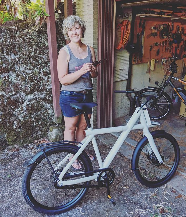 jump_over's tweet photo. Got this bad girl (the bike 😀) in the mail Thursday! I'm in love! I will break momentarily to make some more loofah spearmint soap today but afterwards, we've got big plans!!
#bikelove #vanmoofbikes #vanmoof #lorasbeauty #electricbike #bike https://t.co/4mC3Lc61c5 https://t.co/yKmEG43AUE