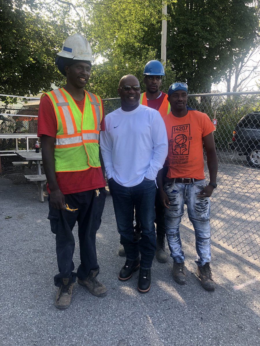 Happy Saturday from the #Northlandcorridor . Just briefly interrupted some hardworking young men. 🚧👷🏿‍♂️👷🏿‍♂️👷🏿‍♂️👷🏿‍♂️