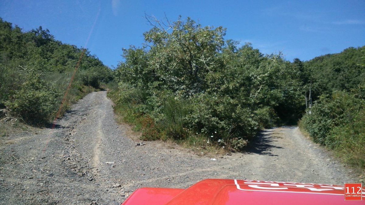 112Cantabria's tweet photo. Los bomberos de #Tama han acudido a la pista que va desde Maredes a La Viorna, en #Campollo (#VegaDeLiébana), para trasladar a una mujer de 61 años de Santander con esguince de tobillo hasta Maredes, donde le esperaba una SVB del 061 para su traslado al Centro de Salud de #Potes. https://t.co/yEHHPSkkM2