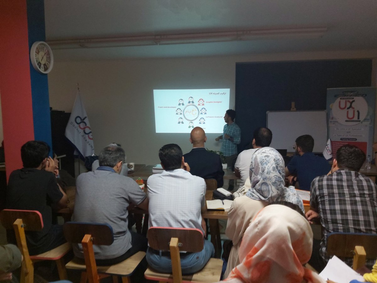 AlirezaNikookar's tweet photo. حامد گلجان اکبری در حال ارائه تجربه طراحی بام و چگونگی کارکرد کمیته ux در عصرانه هشتم تجربه کاربری دوسنت
#docent #ux_eveningevent
#event8 https://t.co/oEd6un6FFv