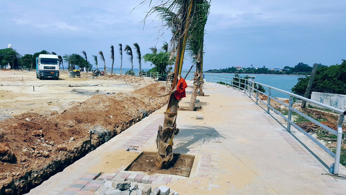 mohammedhersi's tweet photo. #WhyILoveKenya

Mama Ngina Drive / Park in Mombasa taking shape . This is now raising the bar . Thank you  @tunajibu @StateHouseKenya @HassanAliJoho @RashidFawz . As Tourism Players we are delighted @KTF_Kenya @KAHC_Kenya  @KCTA_Coast  Good work by Suhufi Contractors. https://t.co/bWbHrt6yIp