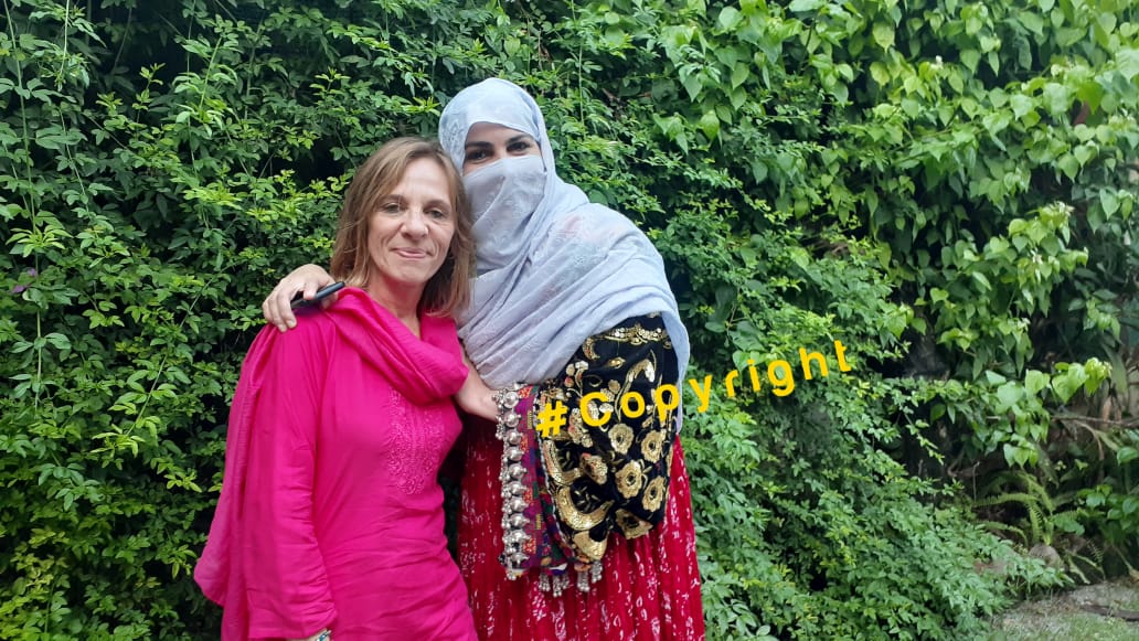 RaziaMahsood's tweet photo. Razia Mahsood programme Manager DW Channel Germany Petra aldenrath k sath apny culture Dress ghanrkhat me , islambad me https://t.co/AX6WQyFu1t