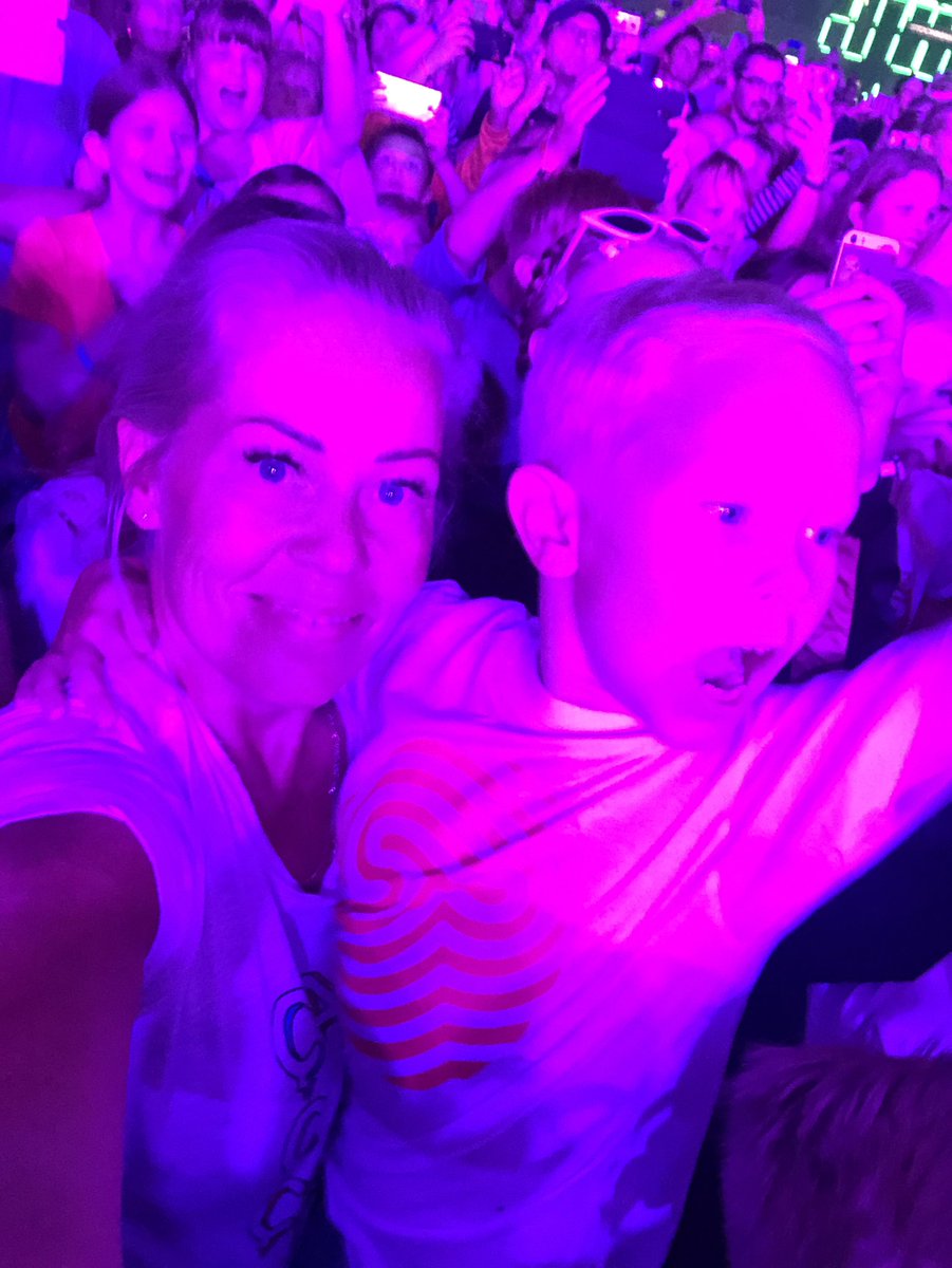 <a href="/TUBECONfi/">TUBECON</a> tapahtumassa mukana . 6-vuotiaan ilme kun <a href="/RoniBackYT/">Roni Back</a> ja @MikluYT hyppäsivät ottamaan mittaa Ninja challengessa. Vaikuttavaa 👏🏼