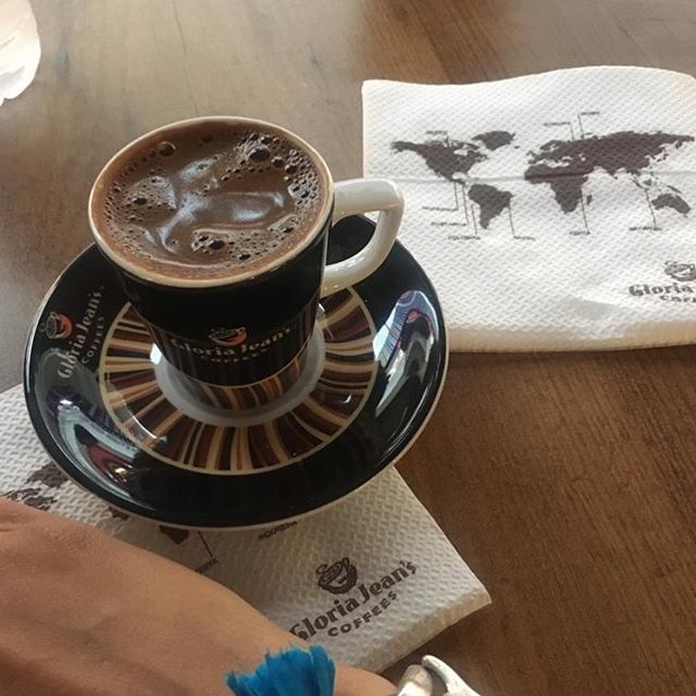 Babam hep “Ağustosun yarısı yaz yarısı kış” der.Bugün hava kışı anımsattı.Bol yağmurlu ve arada dolu atıştırmalı.Tabi bu hava da yapılacak en güzel şey kahveni yudumlayıp arkadaşlarla vakit geçirmek.Bu araca Kum,deniz fotoğraflarına baktıkça içim üşüyor:… ift.tt/2Z9N4u3