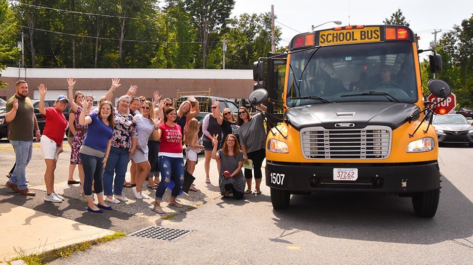 ACESlearners's tweet photo. Took a bus filled with teachers around town to deliver popsicles, books and hugs!  What a great day for students and staff! #Aceslearners #momsasprincipals #PrincipalsInAction #LeadLAP https://t.co/710EKFBcAC