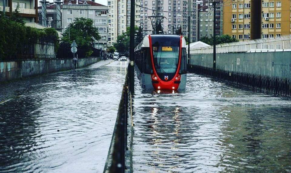 surisberberoglu's tweet photo. Yollar, alt geçitler, avm ler tramvay yani heryer
25 yıl İstanbul'u yönettiler
Bol bol pahalı ağaç ve lale diktiler
Alt yapı diye sorunları olmadı insanları belediyecilik diye çiçek böcekle aldattılar sağanak yağışta durum budur
şimdi suclu  İmamoğlu oldu 
#İstanbul 
#yagmur https://t.co/dFsjYqQKbN