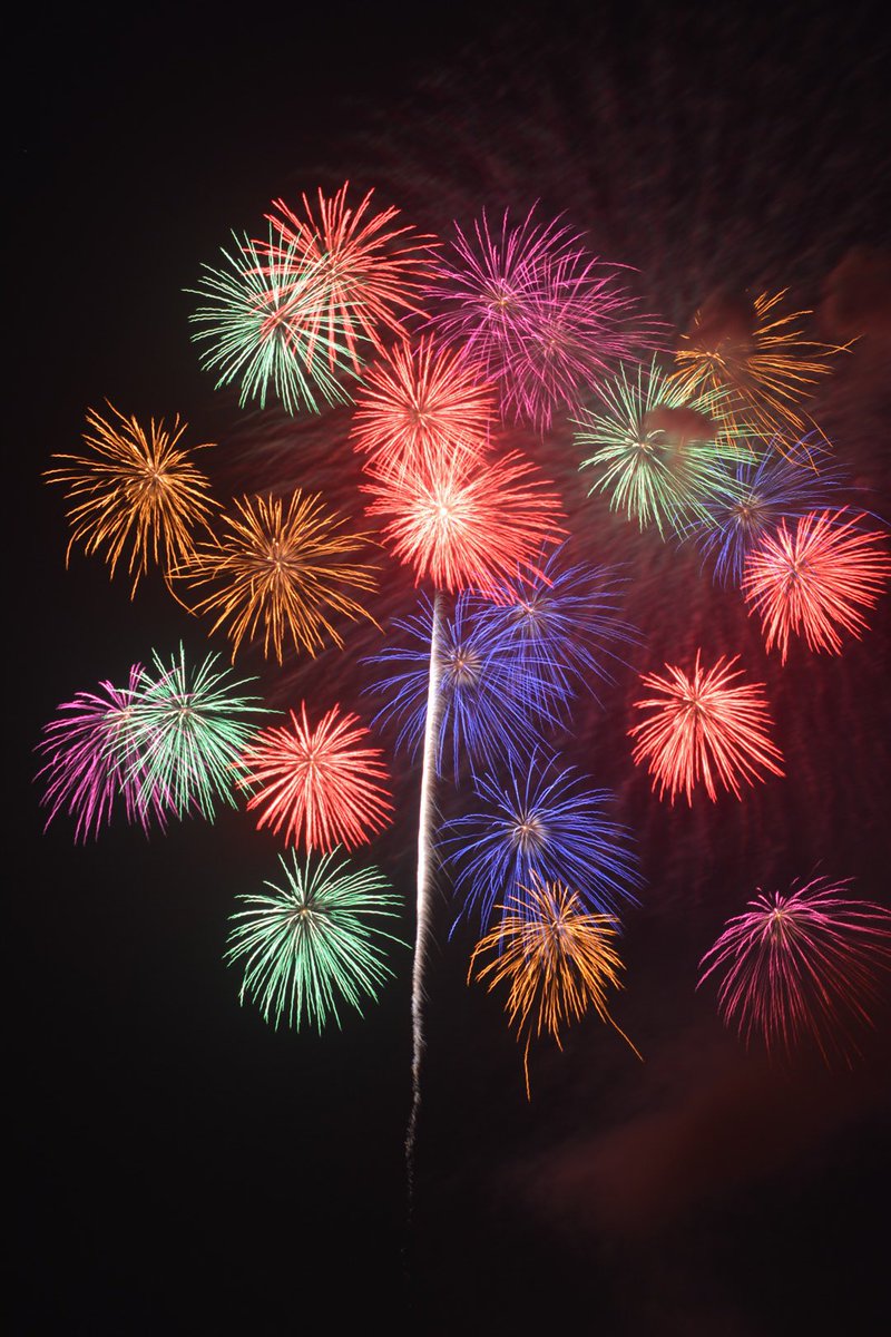 Mixters_Labo's tweet photo. 地元の花火大会に行ってきました。
風下だったので煙がこっち側にあるのが残念でしたが、キレイでした！ https://t.co/qs21utyXEx