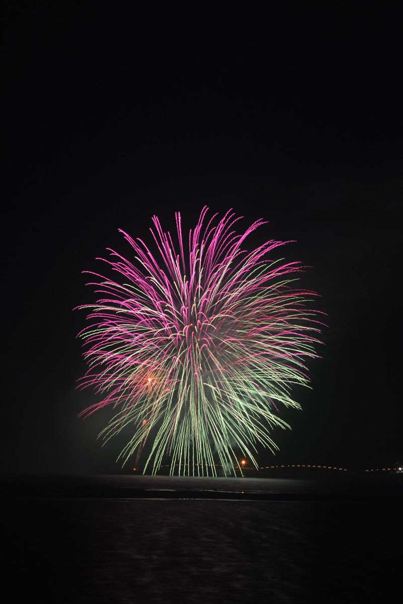Mixters_Labo's tweet photo. 地元の花火大会に行ってきました。
風下だったので煙がこっち側にあるのが残念でしたが、キレイでした！ https://t.co/qs21utyXEx