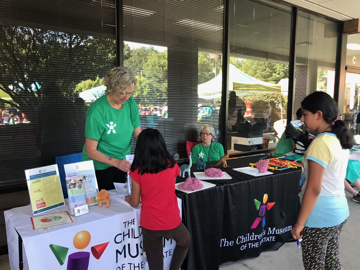 UnityHealthSC's tweet photo. Acompáñanos hoy para SWAG GRATIS del regreso a la escuela! 📚✏️Estaremos hasta la 1 de la tarde en 505 N Main St! Vacunas 💉 cortas del pelo 💈💇‍♂️💇‍♀️ almuerzo 🌮🌯🍕🍟 y más! #backtoschool #greenville #greenvillesc @CityGreenville @GvilleChamber @molinahealth @GVLCounty https://t.co/sonoQk2fP5