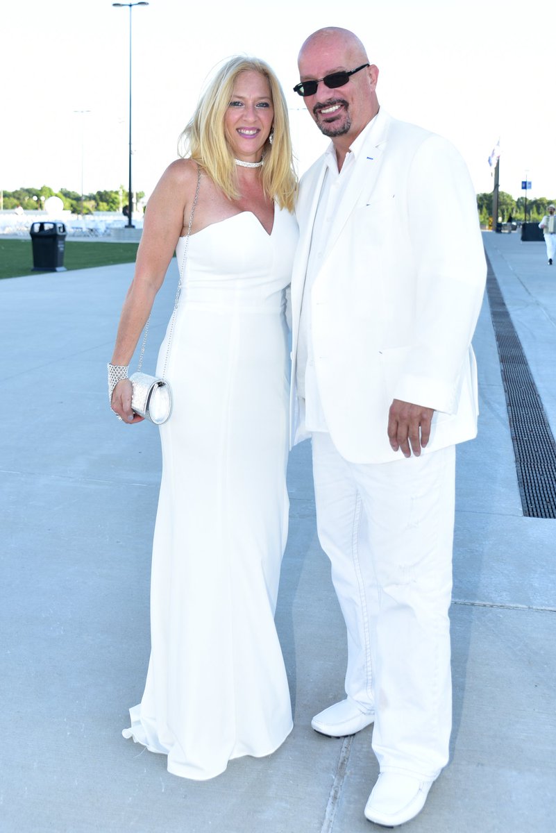 dinerenblancrva's tweet photo. WHAT TO WEAR is limitless other than the essential all-white, elegance criteria. Part of the magic of Diner en Blanc is also the unveiling of FASHION. Win BEST DRESSED WOMAN #DEBRVACHIC / MAN #DEBRVADAPPER
#DEBRVA2019 #rva https://t.co/cDRYzX5pBG