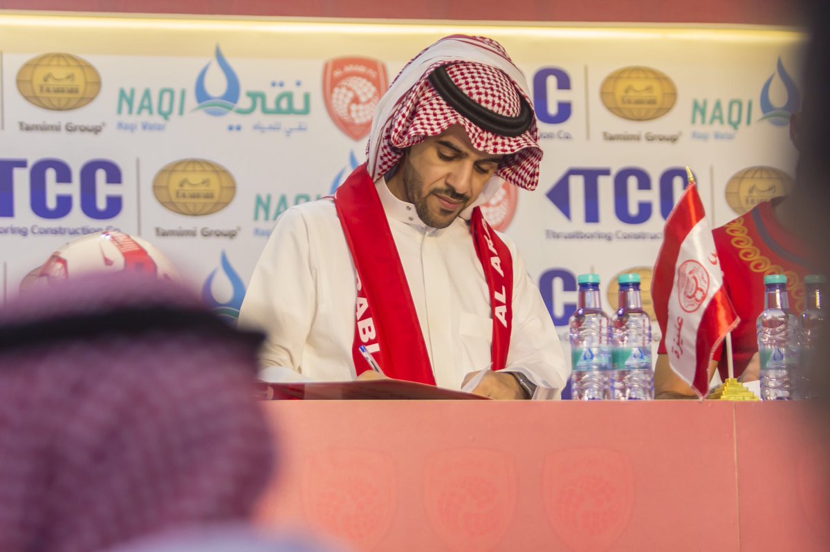 Al_ArabiSC's tweet photo. #عنيزة
✍🏻 | وقعت إدارة النادي #العربي برئاسة الأستاذ أمين الملاح عقداً مع النجم التونسي محمد العويشي (27 سنة) قادماً من شبيبة القيروان (الدوري التونسي للمحترفين) لتمثيل الفريق الأول 2020/2019م . https://t.co/q6FfaWWUpu