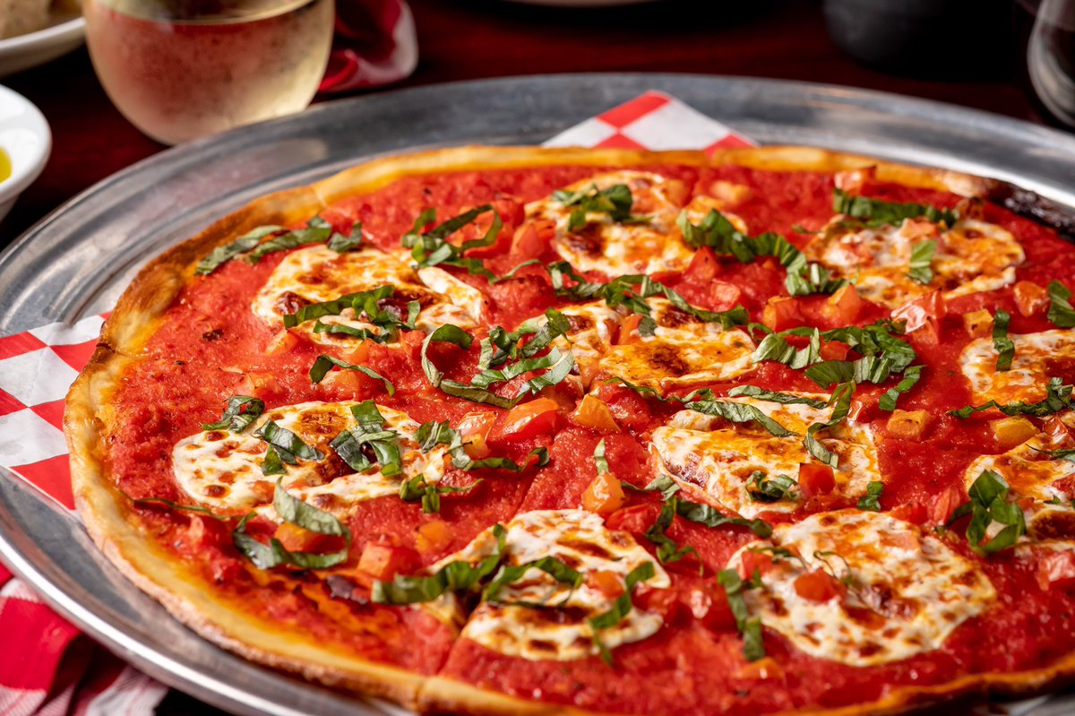 tabellatweets's tweet photo. Tabella’s Margherita Pizza.  Simple, Fresh, and Delicious.  #madefromscratch #eatlocal #itjusttastesbetter https://t.co/avMJRFs7l6
