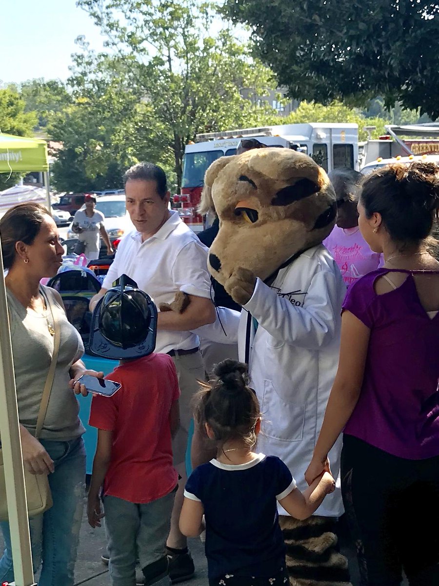 UnityHealthSC's tweet photo. Estamos con la hispana alianza, @molinahealth y todos nuestros amigos hoy y TENEMOS SWAG GRATIS para el regreso a la escuela! Espero que nos vemos pronto! 505 N Main St hasta la 1 hoy!!! 🍟🍕🌯🌮💇‍♀️💇‍♂️💈📚✏️💉  #greenville #greenvillesc https://t.co/EFXTRNNXtx