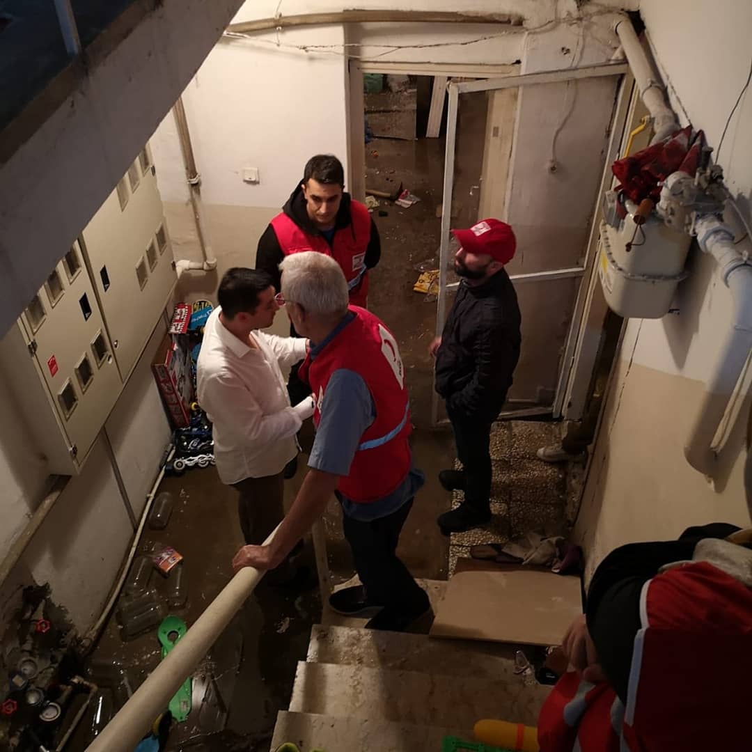genckizilay34u's tweet photo. Bugün şiddetli yağmurdan zarar gören vatandaşlarımızın mağduriyetini en az hasarla atlatmaları için çalışmalarımızı gerçekleştirdik. https://t.co/saOi9ahVhC