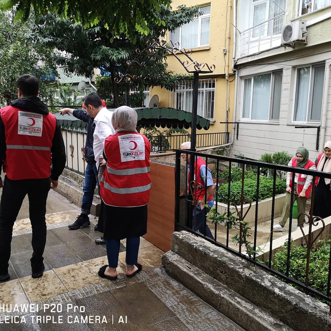 genckizilay34u's tweet photo. Bugün şiddetli yağmurdan zarar gören vatandaşlarımızın mağduriyetini en az hasarla atlatmaları için çalışmalarımızı gerçekleştirdik. https://t.co/saOi9ahVhC