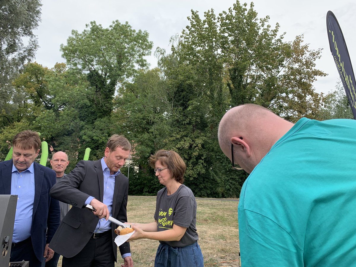 cdusachsen's tweet photo. Erst eine kleine Stärkung für die 150 Gäste in Oschatz, dann geht’s zur Sache mit Bernd #Merbitz und @MPKretschmer ! 👍 #fürSachsen #sltw19 https://t.co/oymkYX7xa2