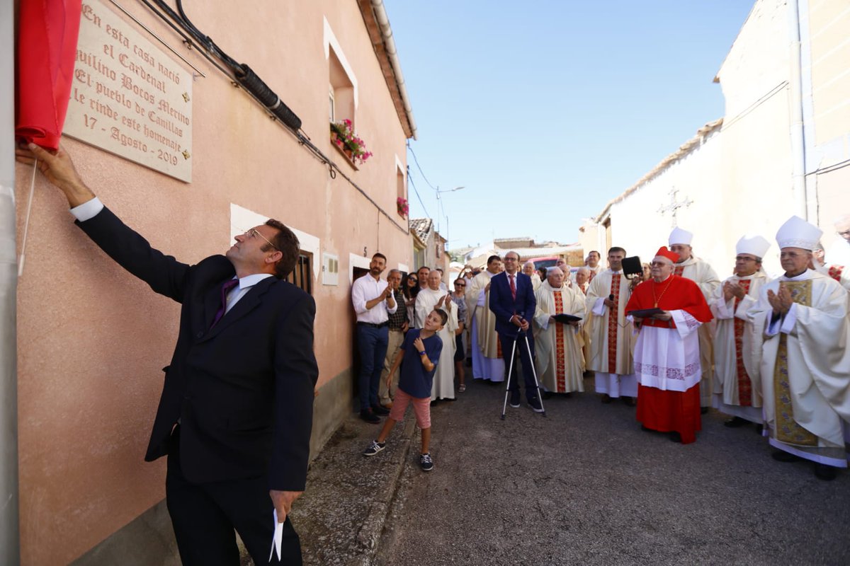 El pueblo #CanillasdeEsgueva ha rendido hoy homenaje al cardenal don Aquilino Bocos, natural de la localidad, con la asistencia del cardenal arzobispo de #Valladolid , don #RicardoBlázquez, su obispo auxiliar, <a href="/MonsArguello/">Mons. Luis Argüello</a> y el cardenal arzobispo de Madrid, <a href="/cardenalosoro/">Carlos Osoro Sierra</a>