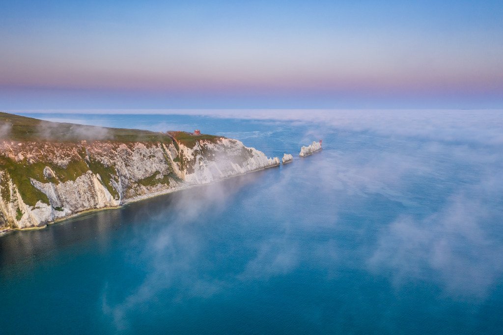 Did you know? 🤔
The name of the 'Needles' came from the two steep pinnacles of chalk (the largest one was called Lot's Wife, rising to 120 feet high!). The Needles experienced a spectacular collapse in 1764 and the rocks fell away into the sea 😱