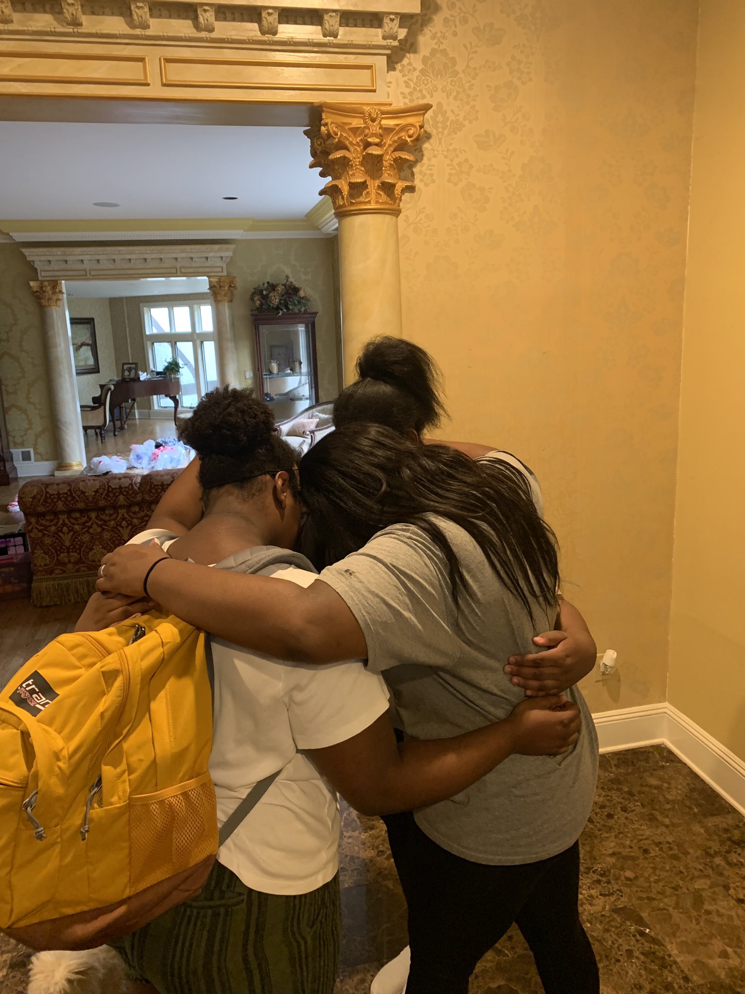 Damien Woody on Twitter: "Sister luv 🥰 (don’t mind the clutter in the