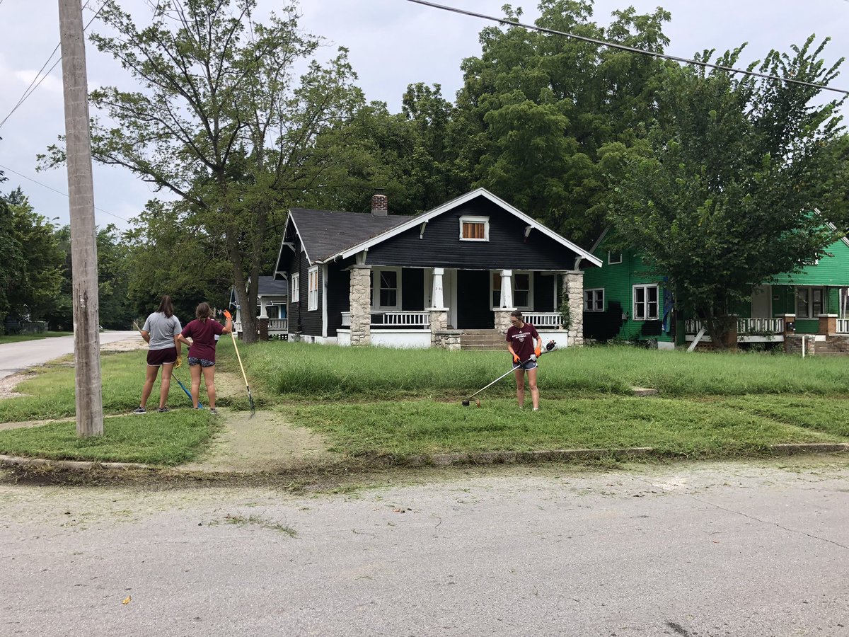 MoStateSoftball's tweet photo. Out cleaning up sidewalks in Woodland Heights with @HabitatforHumanitySp so kids can use them when they walk to school. #Team52 #Elevatingthecommunity https://t.co/AMdtYS6dRz