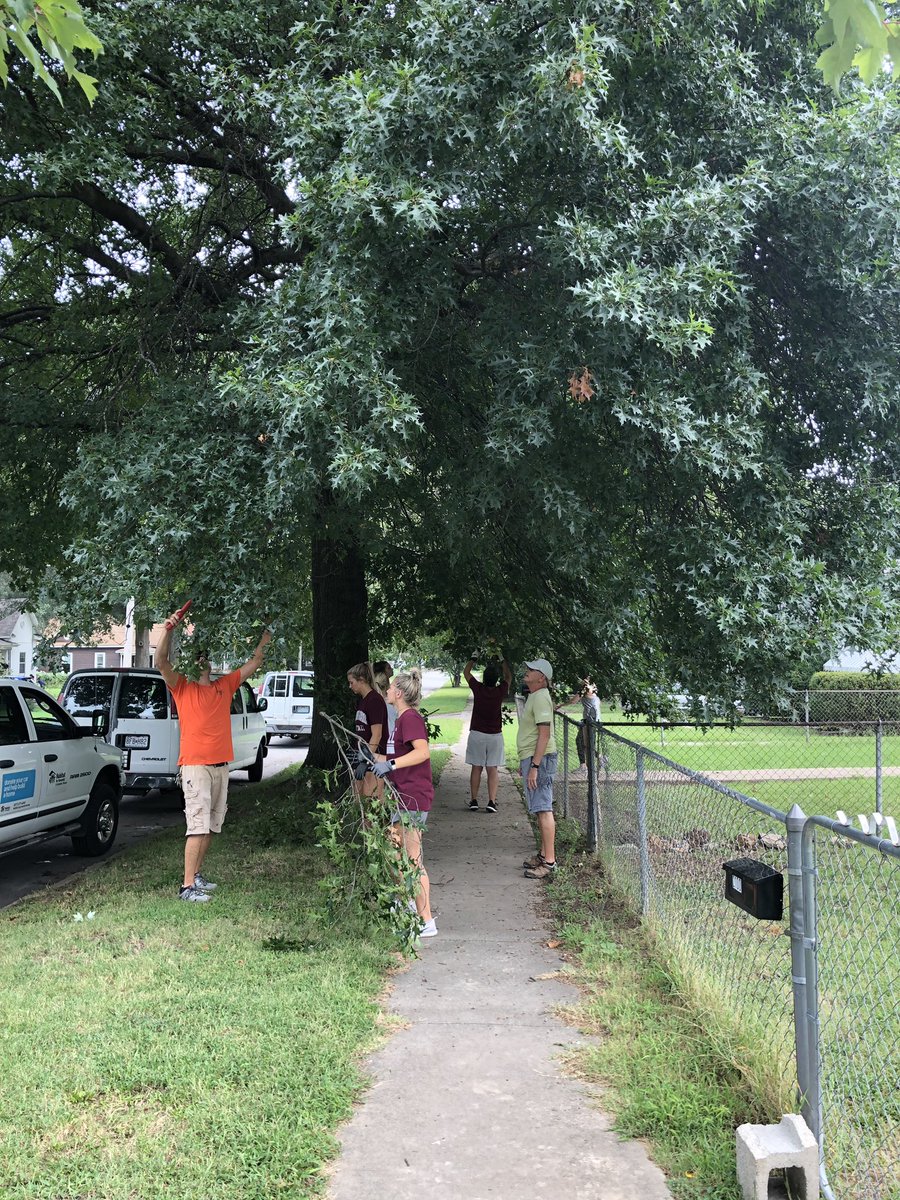 MoStateSoftball's tweet photo. Out cleaning up sidewalks in Woodland Heights with @HabitatforHumanitySp so kids can use them when they walk to school. #Team52 #Elevatingthecommunity https://t.co/AMdtYS6dRz