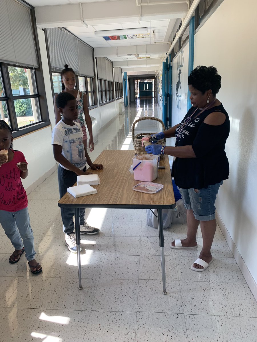 Cochran_Colts's tweet photo. Ice cream and free school supplies today at Cochran Elementary. Thank you to the National Latino Peace Officers Association! #cochranrocks @MolinaSunset https://t.co/6B7oC685Pl