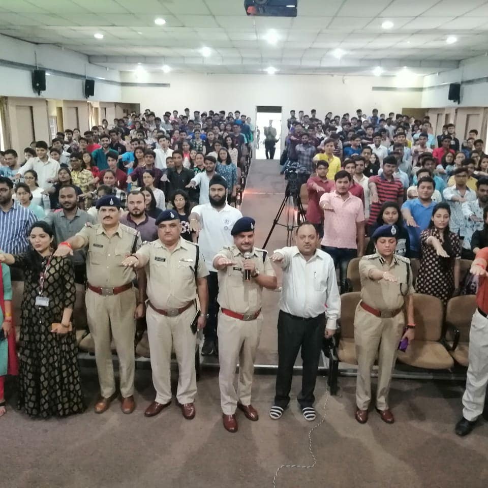 indore_police's tweet photo. Traffic Awareness Drive at SGSITS, Indore. SSP Smt. Ruchivardhan Mishra and ASP Traffic, Shri Mahendra Jain addressed the students.

 #BetterTrafficBetterIndore #indoretrafficpolice  #ADGPIndoreZone #Vision2022 #FollowTrafficRules #WearSeatbelt #indore  #sgsits #trafficawareness https://t.co/f0O7vZfqxd