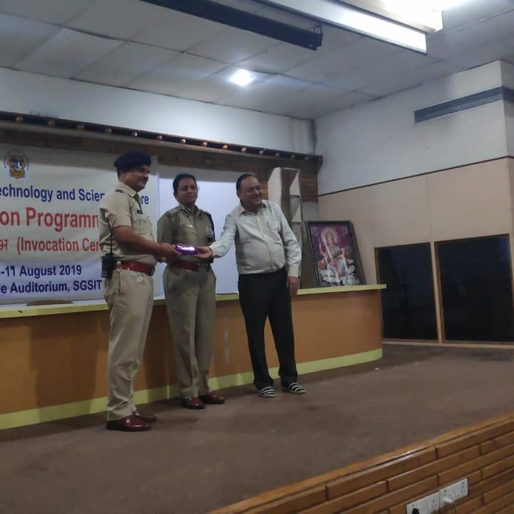 indore_police's tweet photo. Traffic Awareness Drive at SGSITS, Indore. SSP Smt. Ruchivardhan Mishra and ASP Traffic, Shri Mahendra Jain addressed the students.

 #BetterTrafficBetterIndore #indoretrafficpolice  #ADGPIndoreZone #Vision2022 #FollowTrafficRules #WearSeatbelt #indore  #sgsits #trafficawareness https://t.co/f0O7vZfqxd