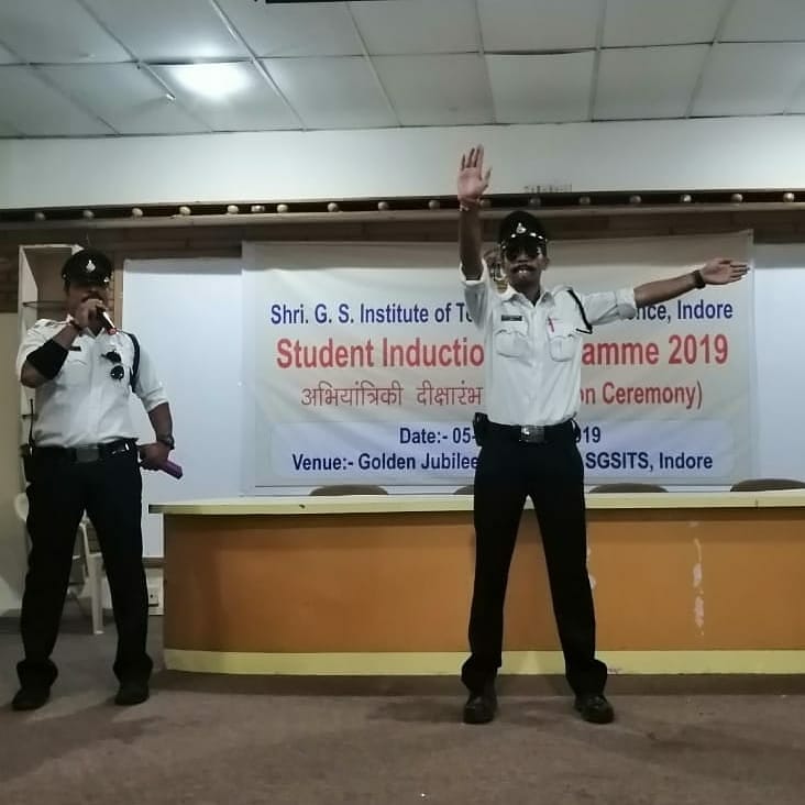 indore_police's tweet photo. Traffic Awareness Drive at SGSITS, Indore. SSP Smt. Ruchivardhan Mishra and ASP Traffic, Shri Mahendra Jain addressed the students.

 #BetterTrafficBetterIndore #indoretrafficpolice  #ADGPIndoreZone #Vision2022 #FollowTrafficRules #WearSeatbelt #indore  #sgsits #trafficawareness https://t.co/f0O7vZfqxd