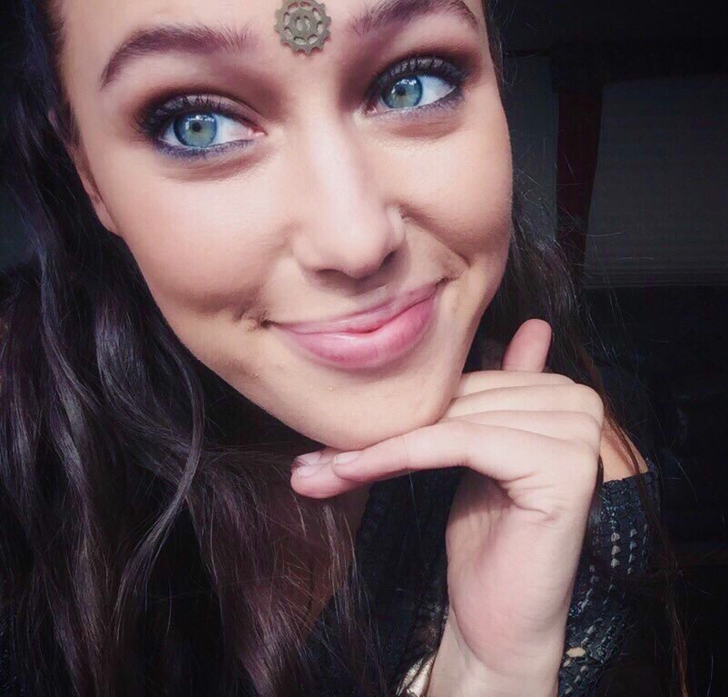 shayaronnie's tweet photo. her first and last selfies as lexa will always make me sob https://t.co/Ji43C24mkc