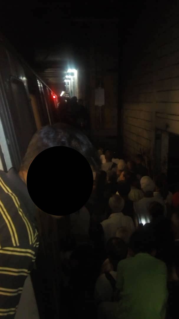 DelmiroDeBarrio's tweet photo. #17Ago #AHORA
Tren del sistema #MetroDeCaracas descarrilado dentro del túnel, comisiones múltiples se dirigen a la estación Los Dos Caminos, para atención de heridos y desalojo del tren. https://t.co/Uoj5jfHxWU