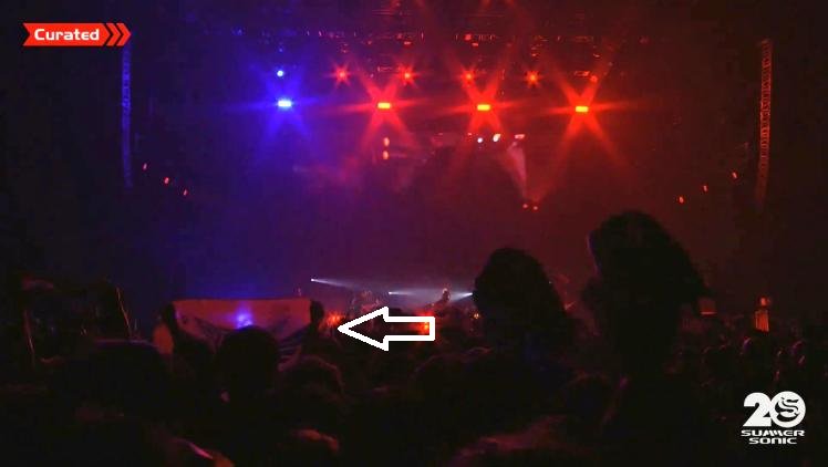 Babymetal_Spain's tweet photo. We are extremely happy the Spanish flag appeared on the official live stream of @summer_sonic 🇪🇸 #BABYMETAL #SpanishFans
It had already been in Brixton, Yokohama and Nagoya 🤘 Thanks a lot to our friend @guillemmetal, he was the hero holding it😅🥰
#SpainWantsBabymetal https://t.co/pQCGwwftYD