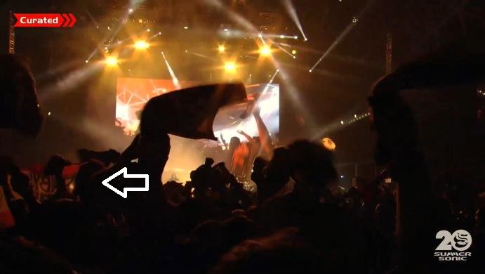 Babymetal_Spain's tweet photo. We are extremely happy the Spanish flag appeared on the official live stream of @summer_sonic 🇪🇸 #BABYMETAL #SpanishFans
It had already been in Brixton, Yokohama and Nagoya 🤘 Thanks a lot to our friend @guillemmetal, he was the hero holding it😅🥰
#SpainWantsBabymetal https://t.co/pQCGwwftYD