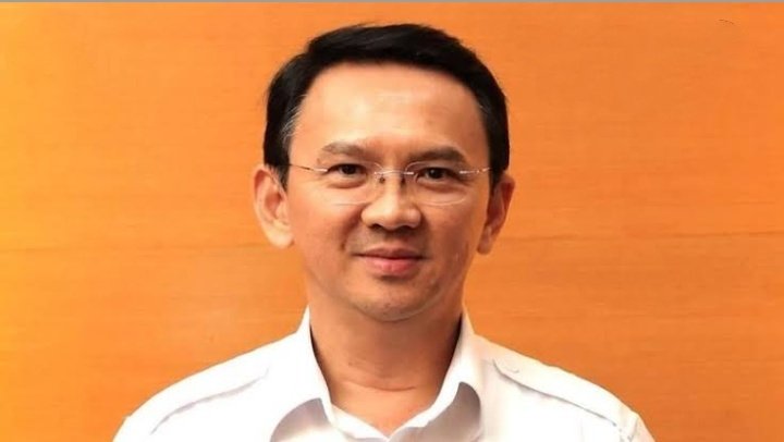 Theo47354110's tweet photo. AHOK BTP:
Merendahkan Surat Al-Maidah ayat 51. Menanggap Surat Al-Maidah sebagai alat kebohongan.

Ustad Abdul Somad:
Menyebut Ada Jin Kafir di Patung Salib.

Menurut anda, ucapan siapa yang masuk kategori penistaan agama?

Ahok BTP (RT)
Abdul Somad (Like)

#somad https://t.co/yehdb16Vso
