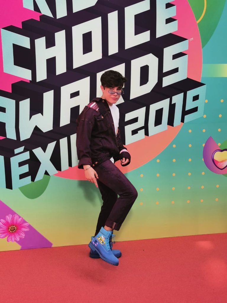 NickelodeonLA's tweet photo. ¡Las botas de @sebastianurd son de Bob Esponja! ¡OMG! ¡El mejor día del año! #kcamexico2019 #OrangeCarpet https://t.co/e7bS9LtQbK