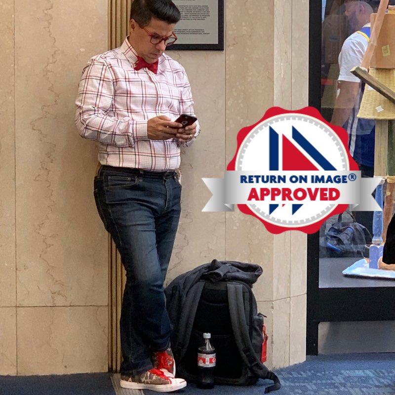 ImagePowerPlay's tweet photo. Saw him at #SanFrancisco airport. He receives my RETURN ON IMAGE®️ seal of approval:
✅ Embodies the spirit of ORIGINALITY. 
✅ Wears it with CONFIDENCE. 
✅ Pays attention to DETAILS. 
#returnonimage #personalbranding #mensstyle #TravelTuesday https://t.co/aSkYO8naIQ