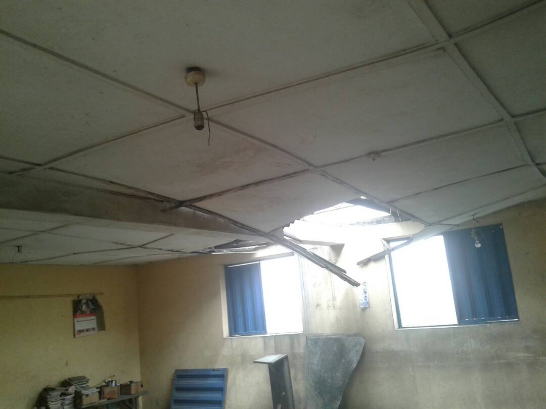 AjideTj's tweet photo. My attention was called to Obele Pry. Sch., where wind blew off the roofs over some classrooms. I quickly moved in to ensure safety of the pupils and teachers therein. Today, our children are being taught in an atmosphere conducive to learning.
#surulereisworking https://t.co/LHEmVecSND
